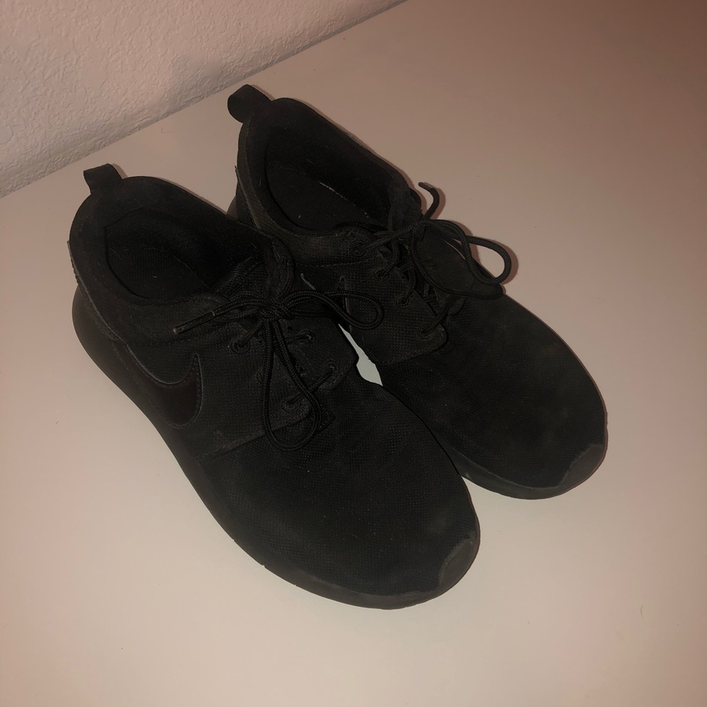 Fully black nike roshes